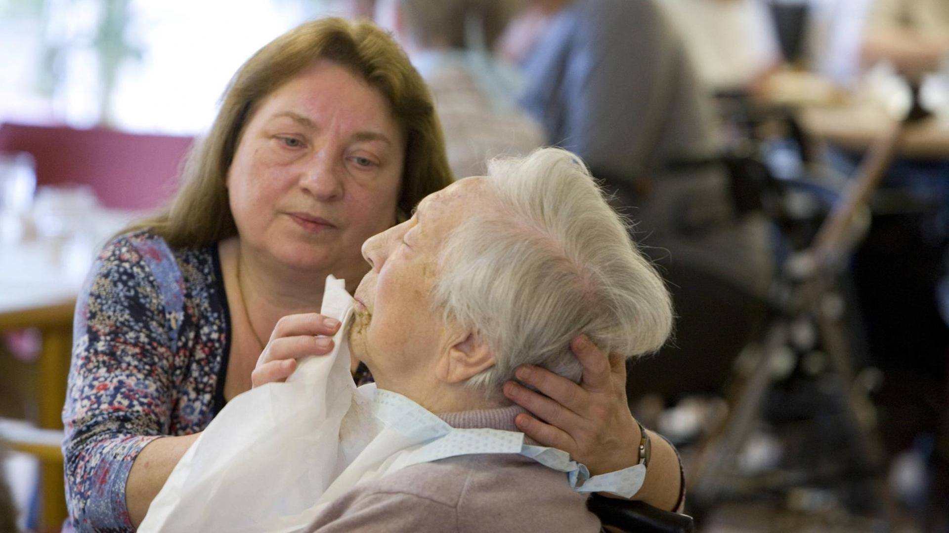 Eine Sozialarbeiterin hilft einer Seniorin beim Essen während des Mittagessen im Altenzentrum Haus Salem. Eine Sozialarbeiterin hilft einer Seniorin beim Essen während des Mittagessen im Altenzentrum Haus Salem.