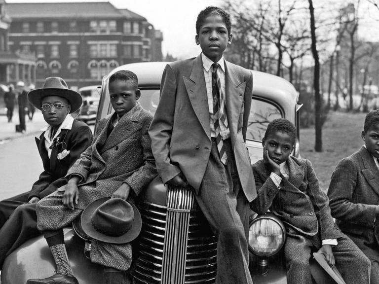 Afro-amerikanische Jungs in Chicago sitzen auf einem Auto (1941)