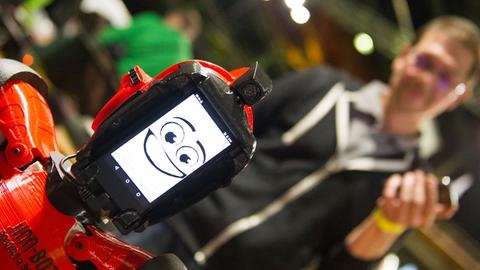 Ein humanoider Roboter auf dem Do-It-Yourself-Festival "Make Munich"