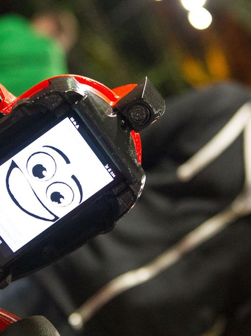 Ein humanoider Roboter auf dem Do-It-Yourself-Festival "Make Munich"