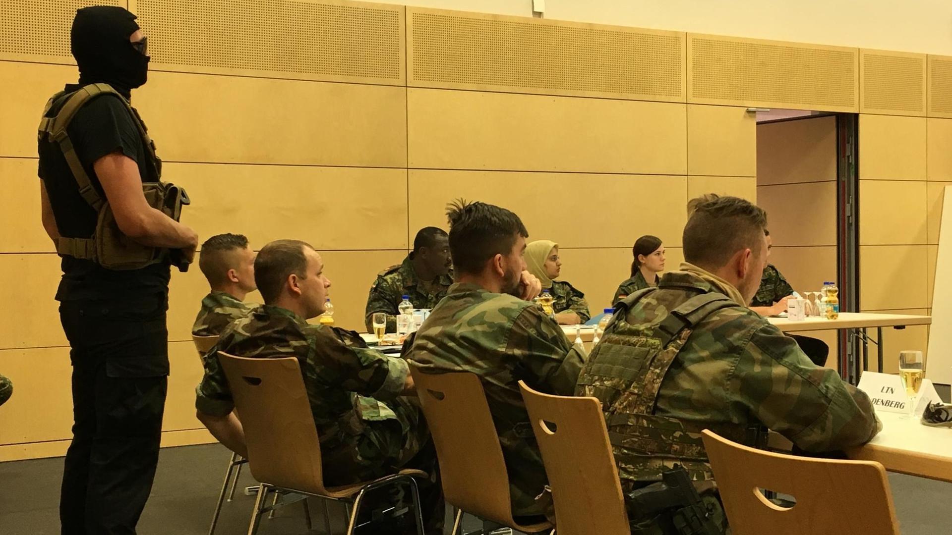 Wie Verhandlungen führen mit schwierigen Gesprächspartnern? Das lernen angehende UN-Militärbeobachter derzeit im Westallgäu Wie Verhandlungen führen mit schwierigen Gesprächspartnern? Das lernen angehende UN-Militärbeobachter derzeit im Westallgäu