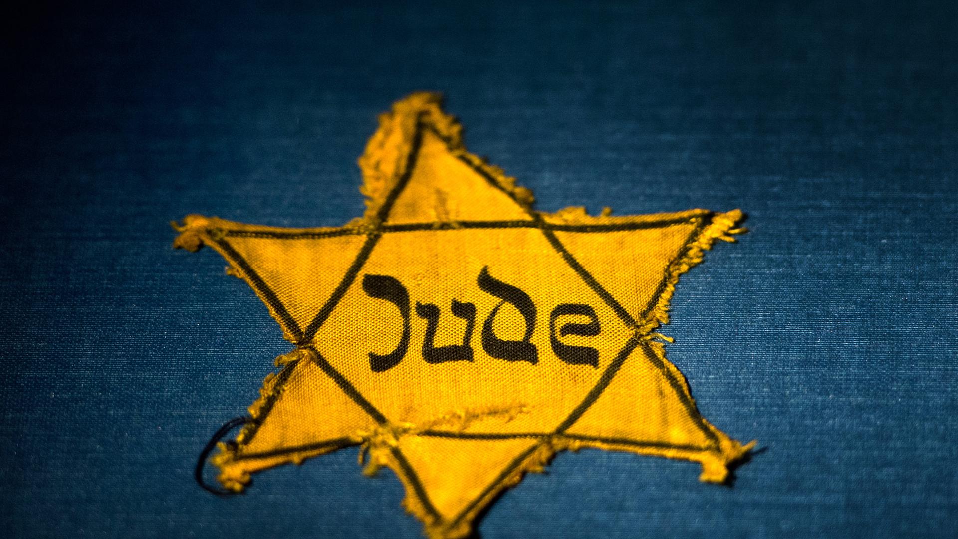 Erkennungsstern für Juden während der Nazi-Zeit (aus der Ausstellung "Schuhe von Toten - Dresden und die Shoa" im Militärhistorischen Museum Dresden) Erkennungsstern für Juden während der Nazi-Zeit (aus der Ausstellung "Schuhe von Toten - Dresden und die Shoa" im Militärhistorischen Museum Dresden)