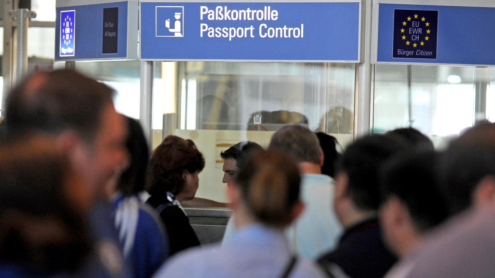 Passkontrollen am Flughafen in München. Passkontrollen am Flughafen in München.