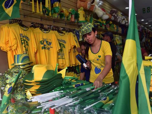 In einem Geschäft in der Stadt Itu werden brasilianische Fan-Artikel angeboten.