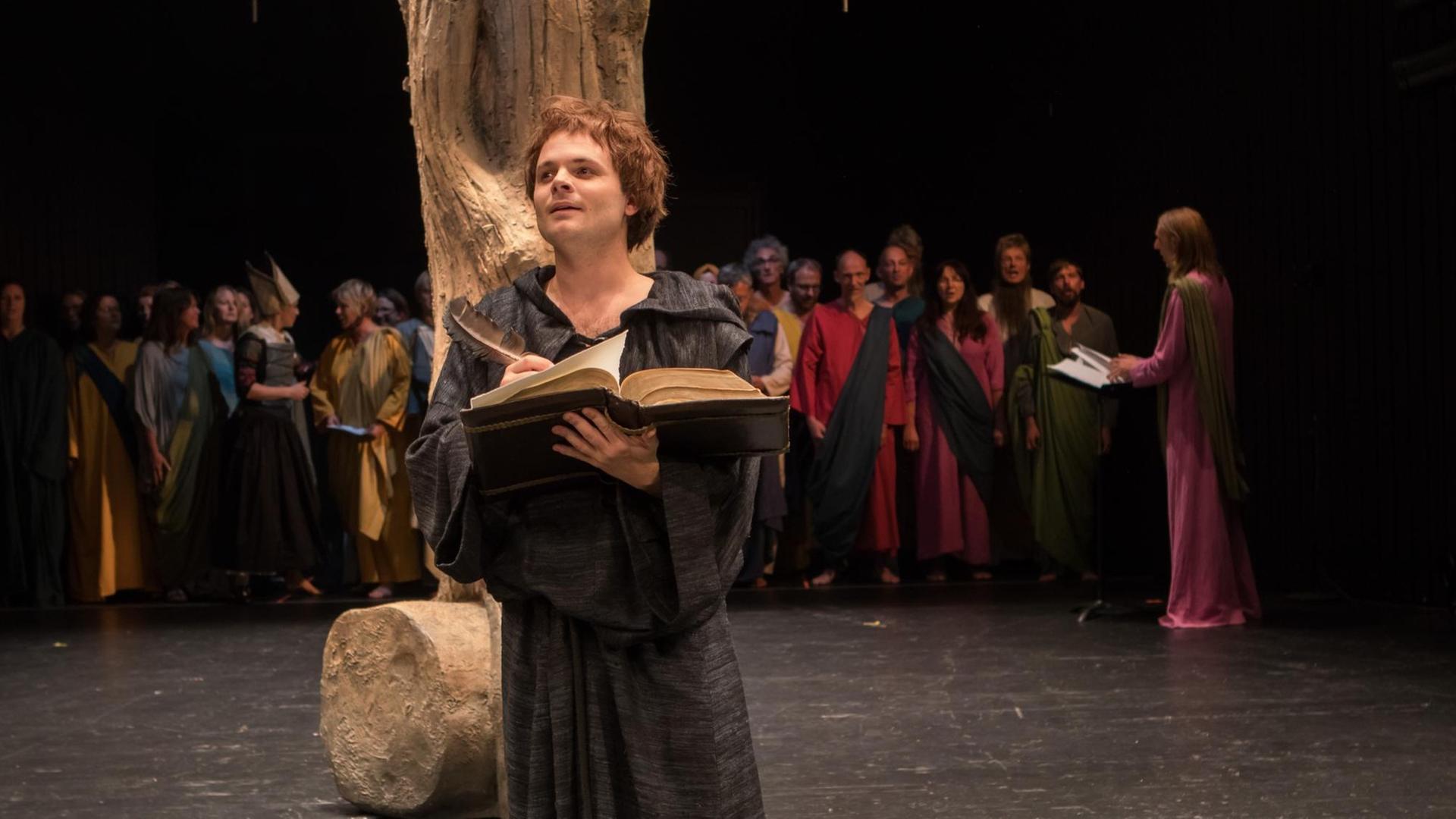 Daniel Rothaug (Der junge Martin Luther) und Chor Daniel Rothaug (Der junge Martin Luther) und Chor