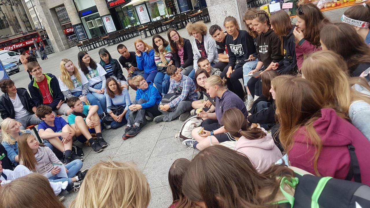 Schüllerinnen und Schüler zu Beginn der Klimastreik-Woche in Köln