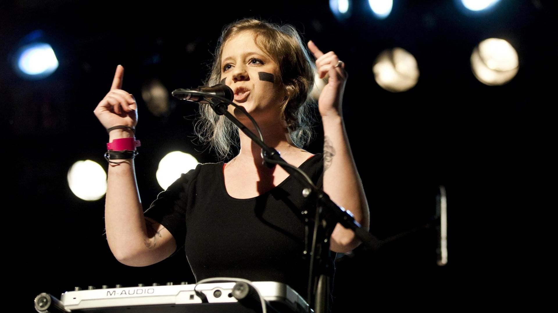 Die Schweizer Sängerin und Musikerin Anna Aaron live in der Schüür Luzern, Schweiz. Die Schweizer Sängerin und Musikerin Anna Aaron live in der Schüür Luzern, Schweiz.