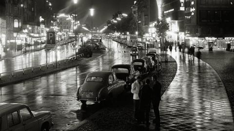 Der Berliner Kurfürstendamm bei Nacht in den 60ern