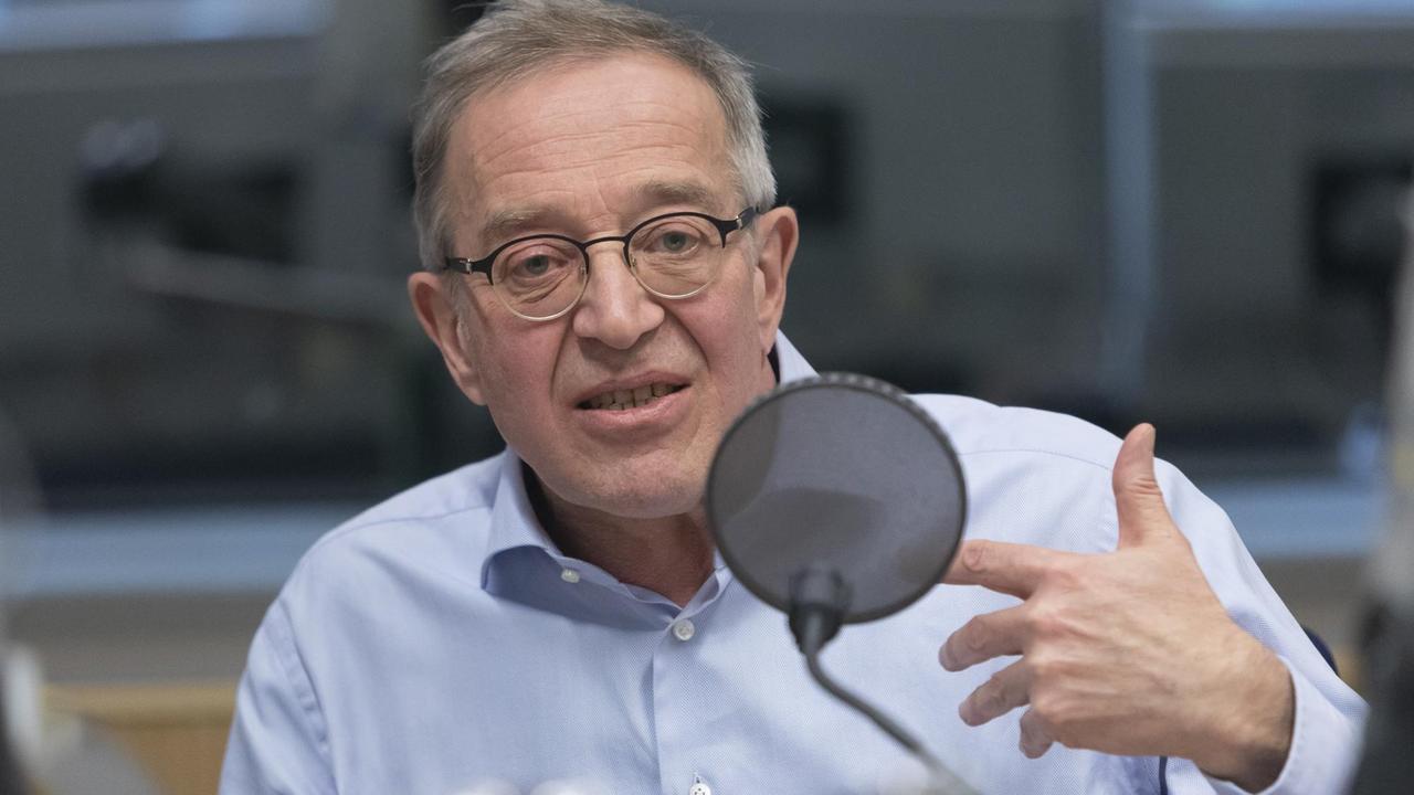 Günter Bannas, sitzend am Mikrofon im Tonstudio Günter Bannas, sitzend am Mikrofon im Tonstudio