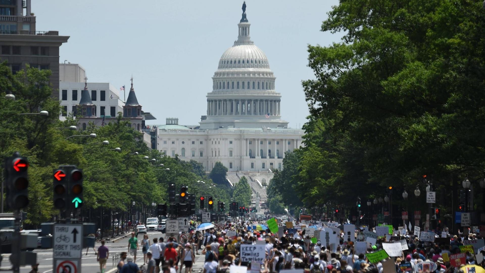 Tausende protestieren am 30. Juni 2018 in der Nähe des Capitols in Washington gegen die Einwanderungspolitik der Regierung von US-Präsident Donald Trump.