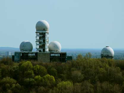 Blick auf den Teufelsberg mit aufgelassener ehemaliger Horchstation. Blick auf den Teufelsberg mit aufgelassener ehemaliger Horchstation.