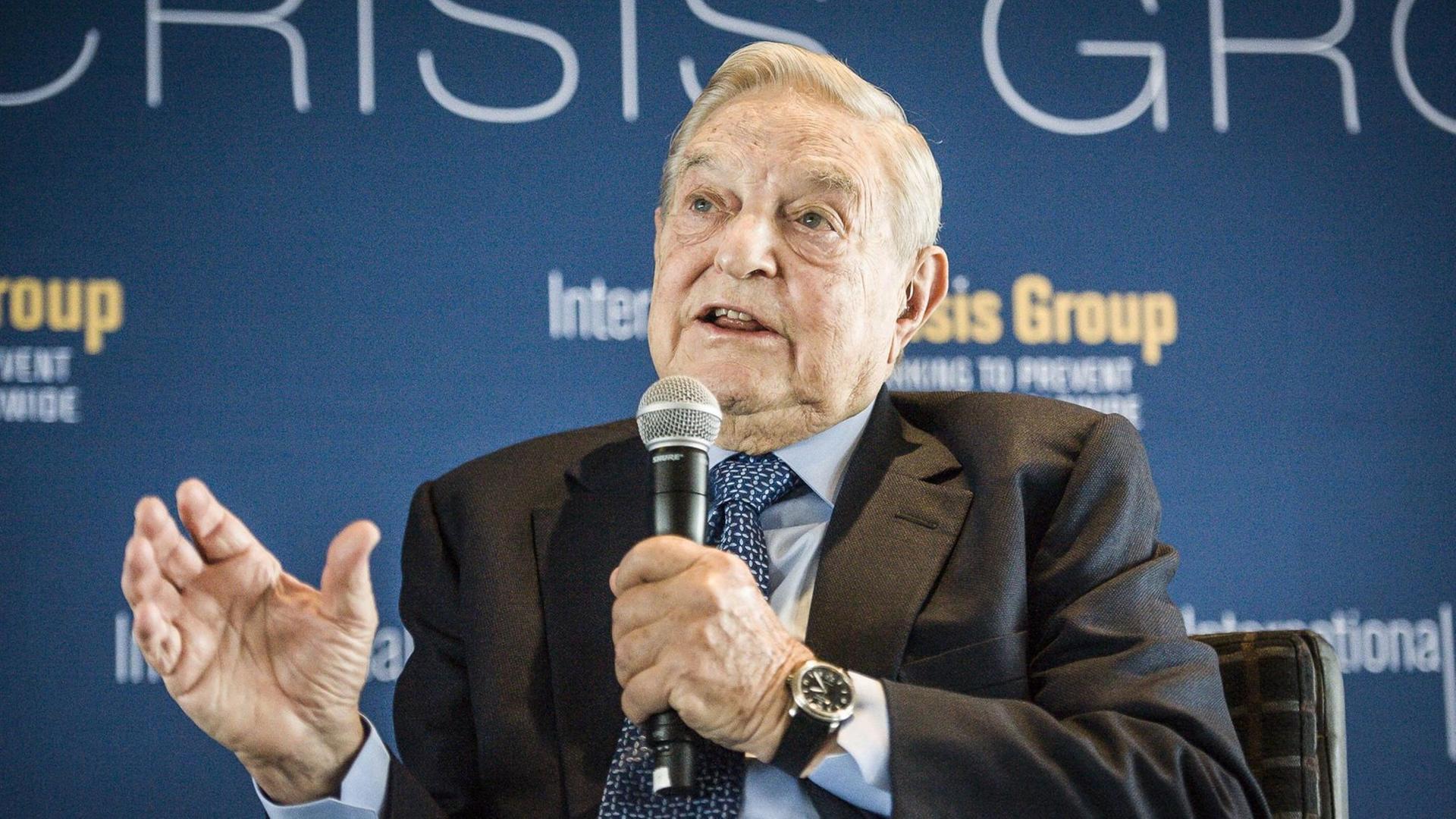 Gebürtiger Ungar: George Soros, internationaler Finanzinvestor, Philantrop, Universitätsgründer, Kämpfer für die Demokratie. Der ungarischen Regierung ist die von ihm finanzierte Central European University ein Dorn im Auge. Gebürtiger Ungar: George Soros, internationaler Finanzinvestor, Philantrop, Universitätsgründer, Kämpfer für die Demokratie. Der ungarischen Regierung ist die von ihm finanzierte Central European University ein Dorn im Auge.