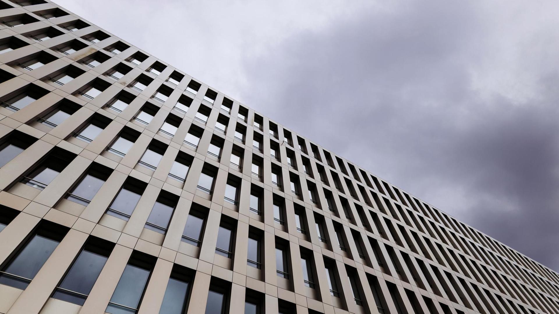 Schräg von unten erhebt sich das Gebäude des BND gegen einen dramatisch bewölkten Himmel. Schräg von unten erhebt sich das Gebäude des BND gegen einen dramatisch bewölkten Himmel.