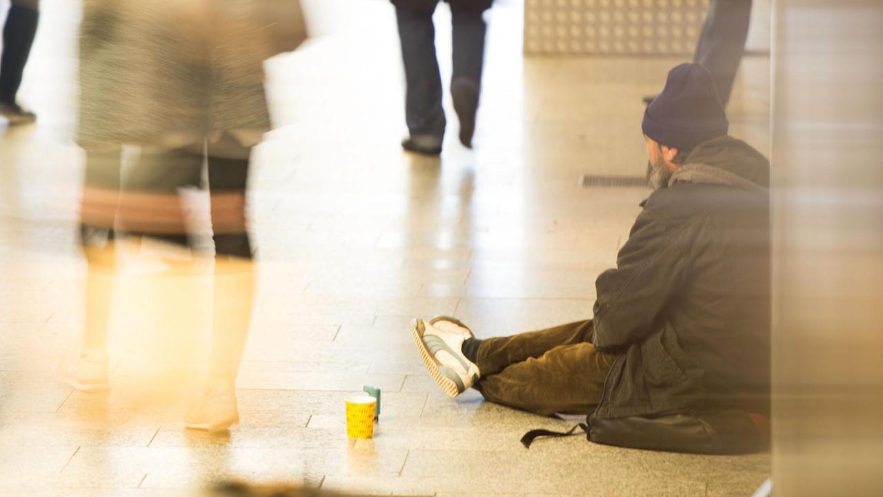 Ein Mann bettelt in Stuttgart (Baden-Württemberg) am Rande einer Fußgängerpassage. Ein Mann bettelt in Stuttgart (Baden-Württemberg) am Rande einer Fußgängerpassage.