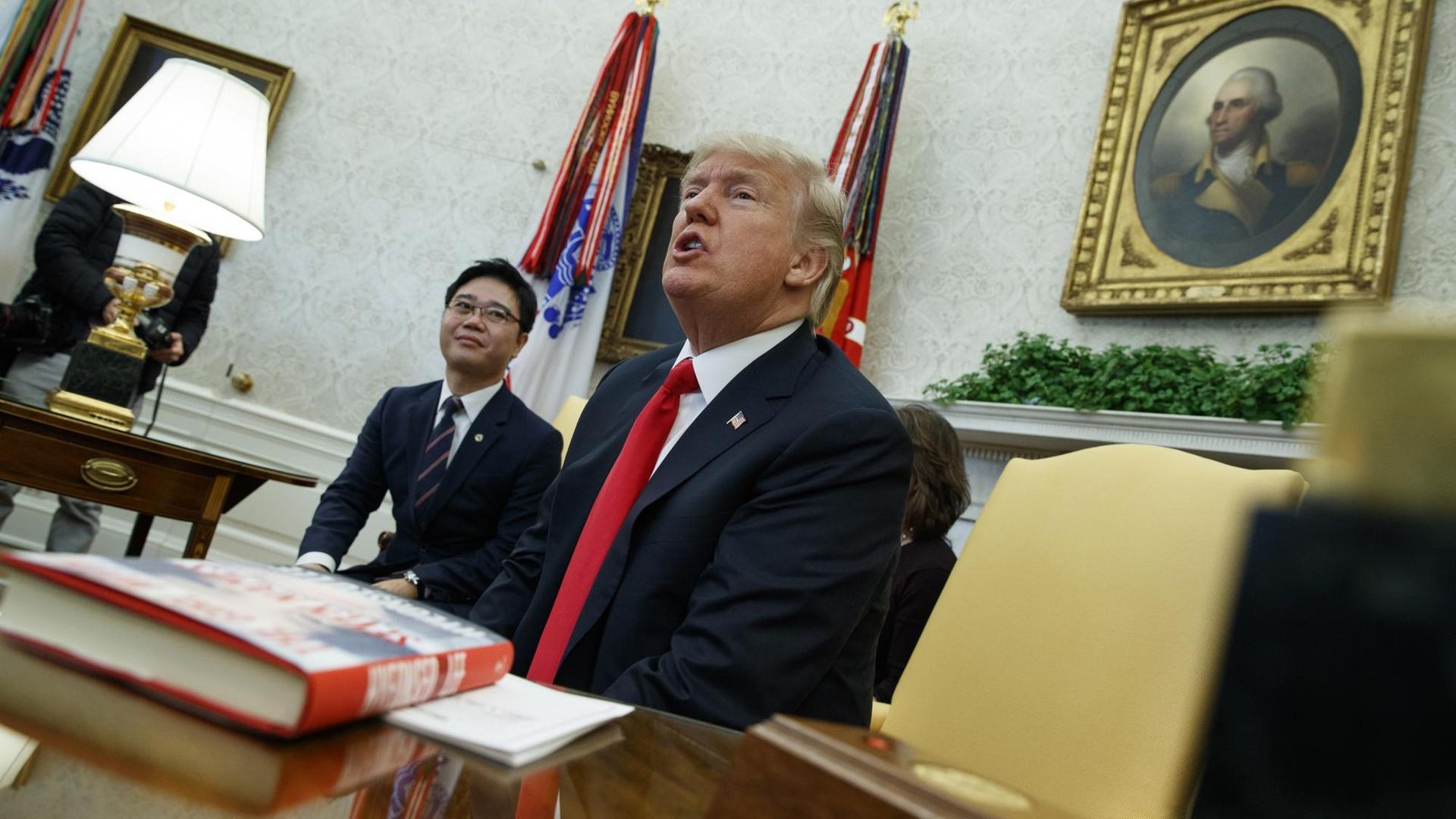 US-Präsident Donald Trump spricht mit Reportern über die Veröffentlichung eines geheimen Dokuments. US-Präsident Donald Trump spricht mit Reportern über die Veröffentlichung eines geheimen Dokuments.