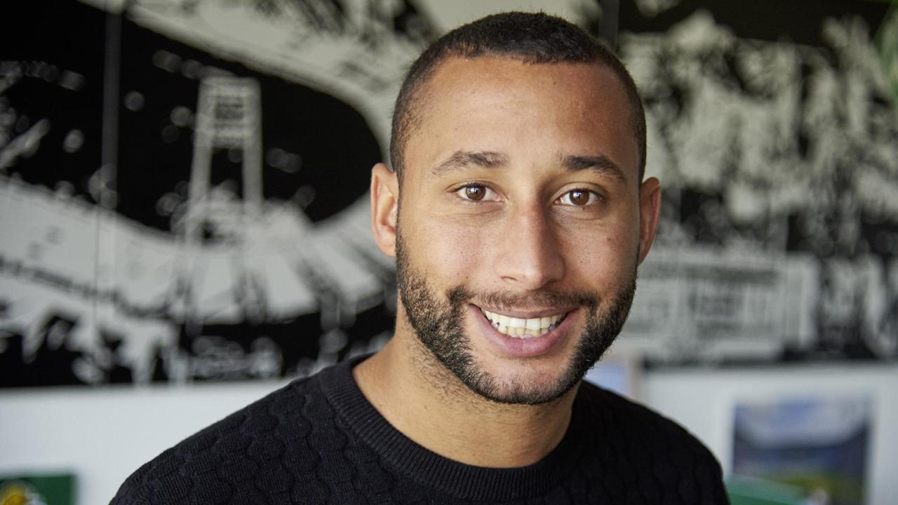 Der Fußballspieler Jermaine Greene hat sich vor zwei Jahren als schwul geoutet, etwas das sich bis heute noch kein aktiver Profifußballer getraut hat. Der Fußballspieler Jermaine Greene hat sich vor zwei Jahren als schwul geoutet, etwas das sich bis heute noch kein aktiver Profifußballer getraut hat.