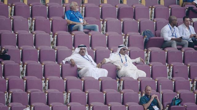 Wenige Zuschauer sitzen auf den Rängen bei der Leichtathletik-WM in Katar