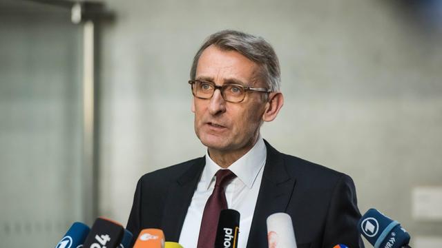 Der CDU-Abgeordnete Armin Schuster am 13. 2. 2017 nach einer Sitzung des Innenausschuss des Deutschen Bundestags.