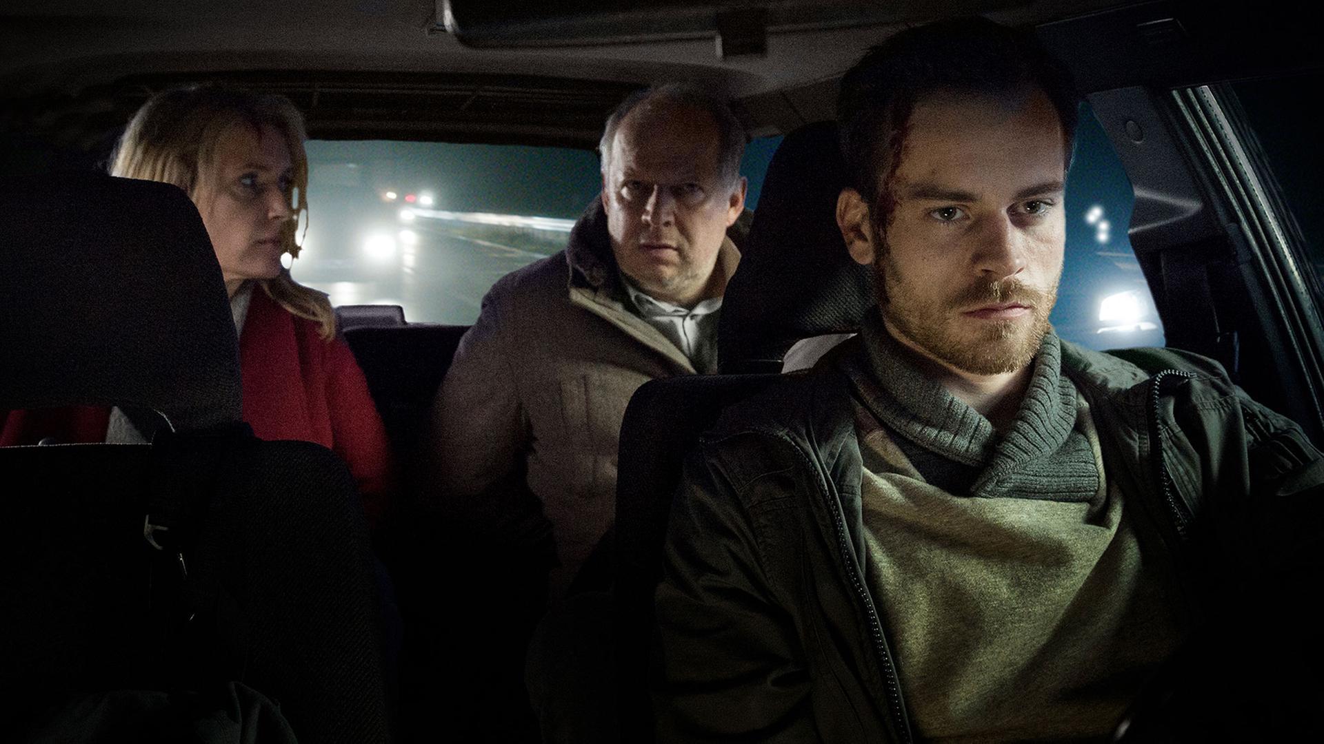 Der 1000. Tatort: Kommissarin Charlotte Lindholm (Maria Furtwängler) steigt nach einer Polizei-Tagung mit ihren Kieler Kollegen Klaus Borowski (Axel Milberg) in ein Taxi, dessen Fahrer Rainald Klaproth (Florian Bartholomäi) eigentlich gar keine Gäste mitnehmen wollte Der 1000. Tatort: Kommissarin Charlotte Lindholm (Maria Furtwängler) steigt nach einer Polizei-Tagung mit ihren Kieler Kollegen Klaus Borowski (Axel Milberg) in ein Taxi, dessen Fahrer Rainald Klaproth (Florian Bartholomäi) eigentlich gar keine Gäste mitnehmen wollte