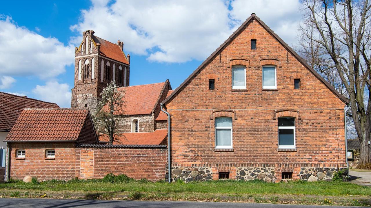 Backsteinfassaden der Kirche und des Pfarrhauses am Dorfanger im Ortsteil Lindena (Landkreis Elbe-Elster). Die evangelisch-lutherische Dorfkirche wurde wahrscheinlich im 13. Jahrhundert gebaut und steht unter Denkmalschutz. Backsteinfassaden der Kirche und des Pfarrhauses am Dorfanger im Ortsteil Lindena (Landkreis Elbe-Elster). Die evangelisch-lutherische Dorfkirche wurde wahrscheinlich im 13. Jahrhundert gebaut und steht unter Denkmalschutz.
