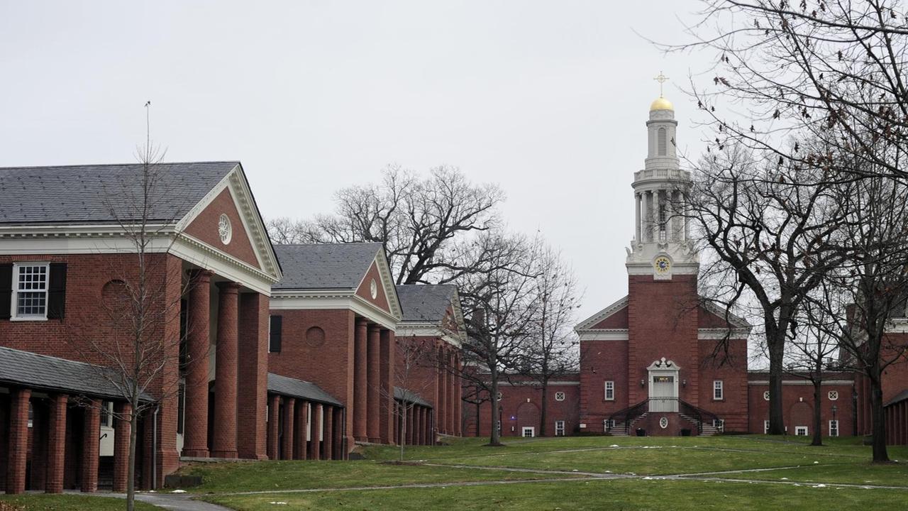 Blick auf den Campus des Instituts für geistliche Musik der Universität Yale, im Hintergrund die Kapelle mit goldener Kuppel und einem Kreuz auf dem Turm.