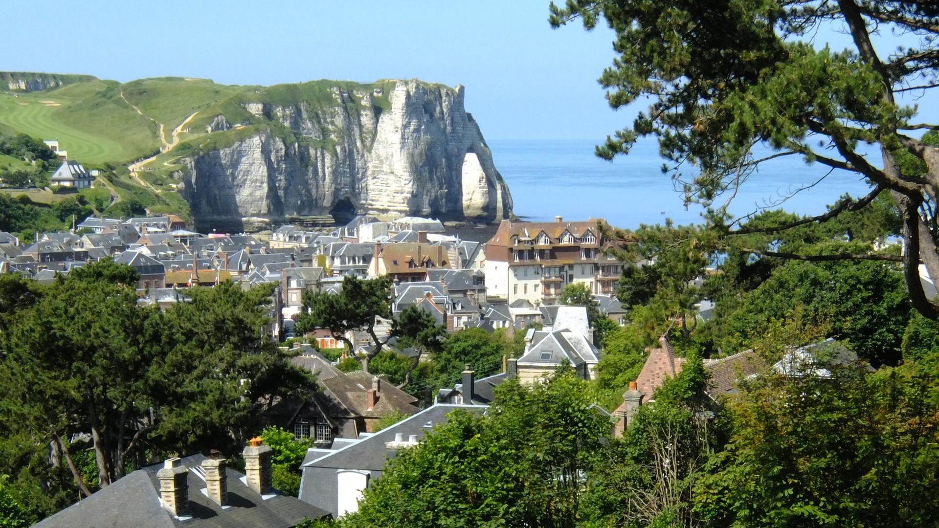 Blick auf Étretat mit der berühmten "Alabaster"-Steilküste Blick auf Étretat mit der berühmten "Alabaster"-Steilküste
