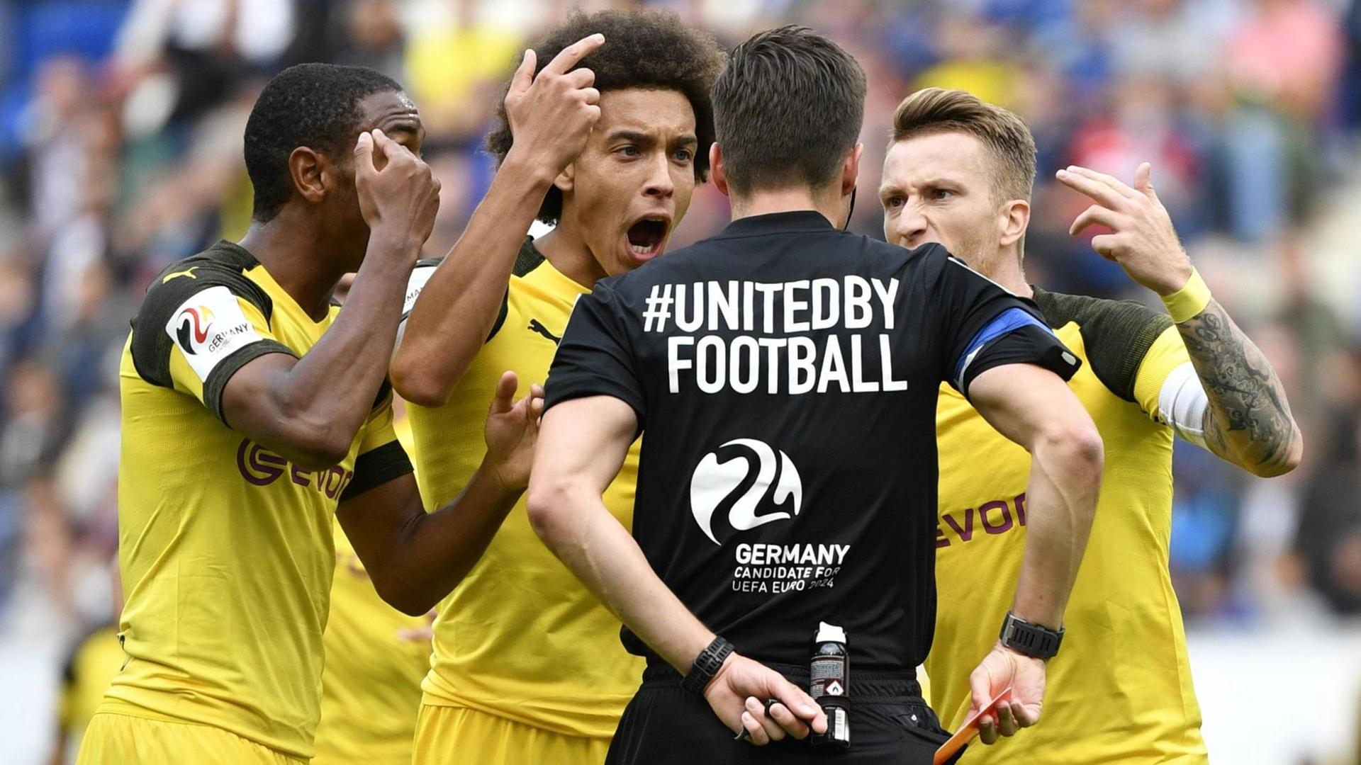 Diskussion des Schiedrichters mit Marco Reus und Axel Witsel Diskussion des Schiedrichters mit Marco Reus und Axel Witsel