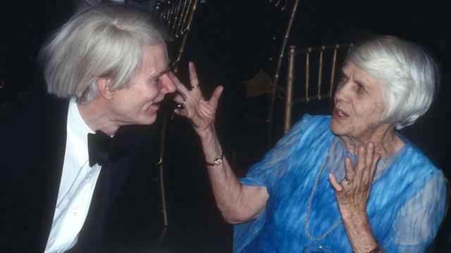 Andy Warhol und Lillian Carter unterhalten sich