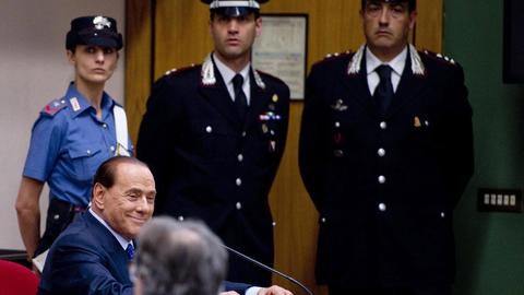 Italiens ehemaliger Premier Silvio Berlusconi bei einer Gerichtsverhandlung in Neapel im Juni 2014.