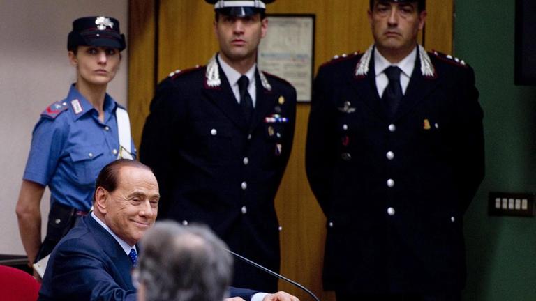 Italiens ehemaliger Premier Silvio Berlusconi bei einer Gerichtsverhandlung in Neapel im Juni 2014. Italiens ehemaliger Premier Silvio Berlusconi bei einer Gerichtsverhandlung in Neapel im Juni 2014.