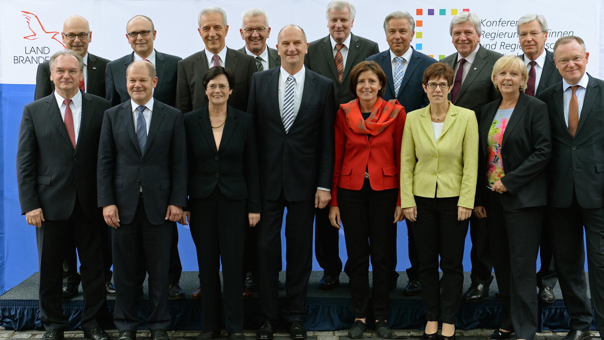 Während eines Fototermins vor Beginn der Jahres-Ministerpräsidentenkonferenz lachen die Regierungschefs. Während eines Fototermins vor Beginn der Jahres-Ministerpräsidentenkonferenz lachen die Regierungschefs.