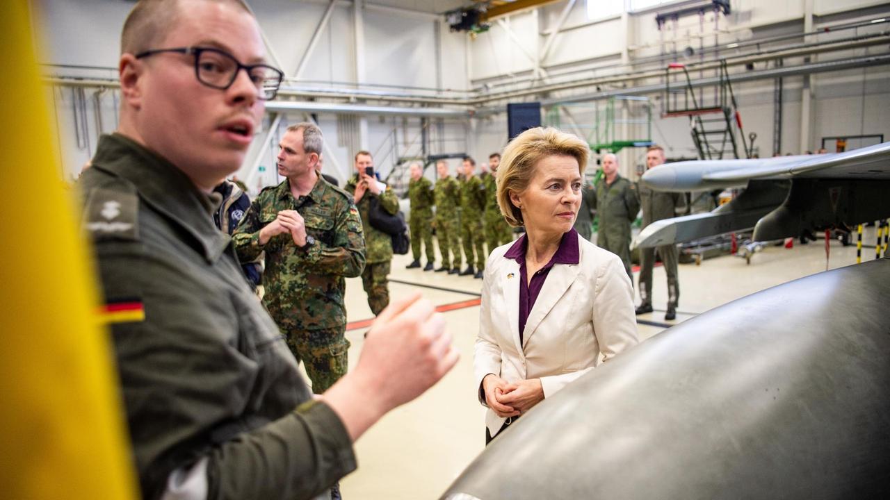 05.02.2019, Estland, Ämari: Ursula von der Leyen (r, CDU), Verteidigungsministerin, wird ein technischer Bodencheck am Eurofighter in der Wartungshalle des Militärflugplatzes in Ämari, Estland, vorgeführt. Gemeinsam mit anderen Nato-Partnern schützen die deutschen Piloten noch bis Ende April den Luftraum über den baltischen Staaten. Für den Einsatz wurden fünf Eurofighter-Kampfjets und rund 160 Soldaten nach Estland verlegt. Von der Leyen hatte den Tag zuvor die deutschen Soldaten auf dem Militärstützpunkt Rukla in Litauen besucht. 05.02.2019, Estland, Ämari: Ursula von der Leyen (r, CDU), Verteidigungsministerin, wird ein technischer Bodencheck am Eurofighter in der Wartungshalle des Militärflugplatzes in Ämari, Estland, vorgeführt. Gemeinsam mit anderen Nato-Partnern schützen die deutschen Piloten noch bis Ende April den Luftraum über den baltischen Staaten. Für den Einsatz wurden fünf Eurofighter-Kampfjets und rund 160 Soldaten nach Estland verlegt. Von der Leyen hatte den Tag zuvor die deutschen Soldaten auf dem Militärstützpunkt Rukla in Litauen besucht.