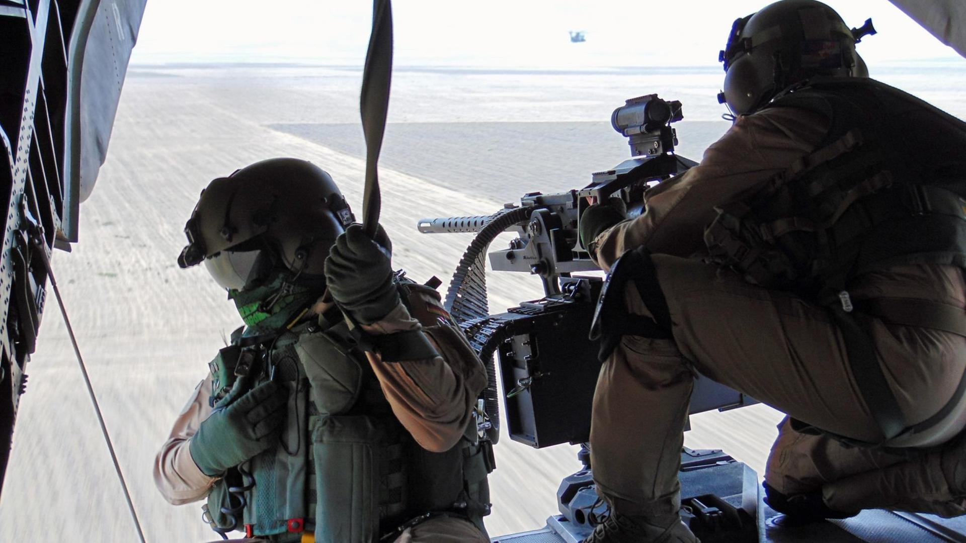 Bundeswehrsoldaten im Helikopter auf dem Weg nach Kundus Bundeswehrsoldaten im Helikopter auf dem Weg nach Kundus