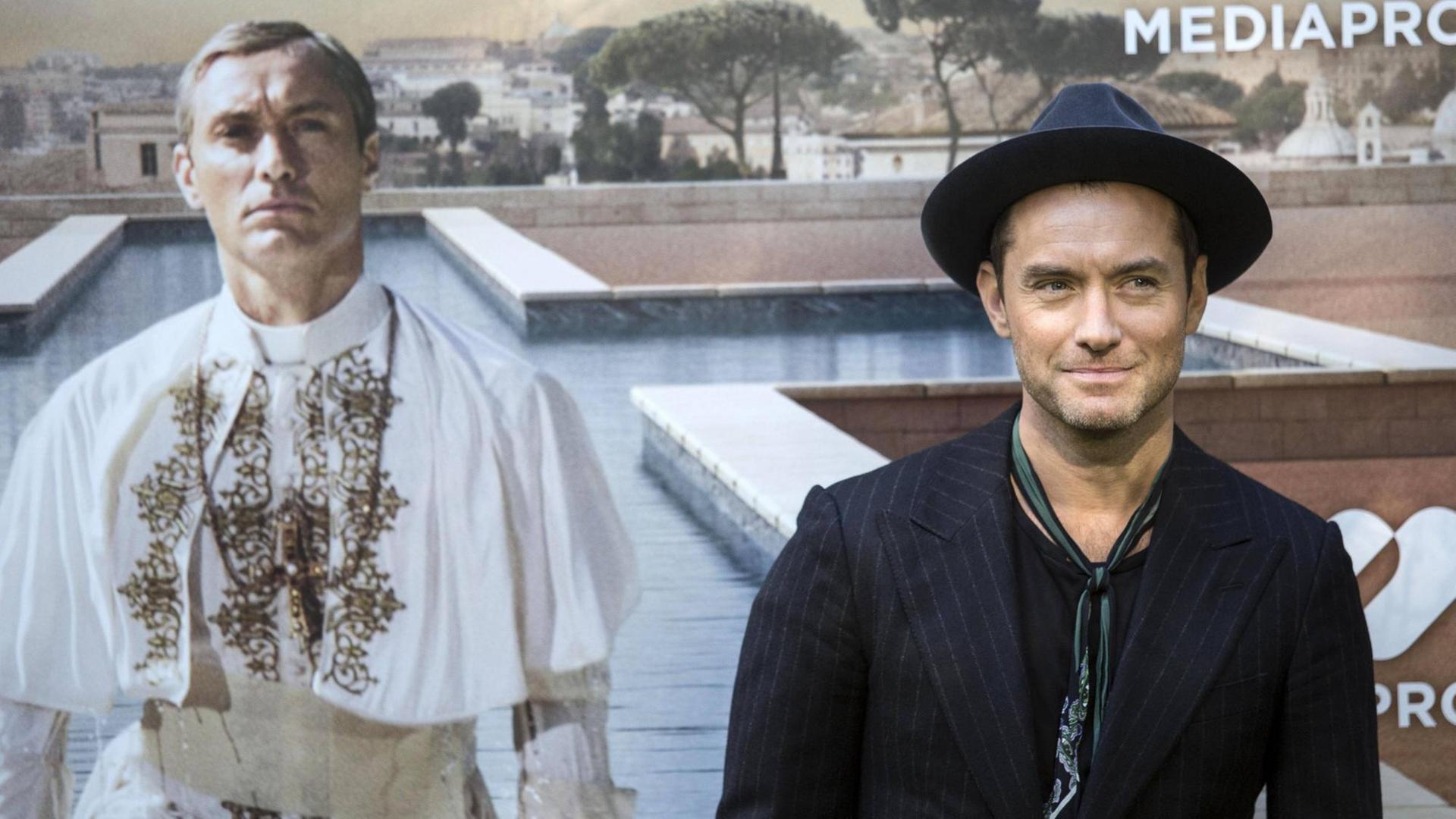 TV-Serie "The Young Pope" Jude Law beim Photocall. TV-Serie "The Young Pope" Jude Law beim Photocall.