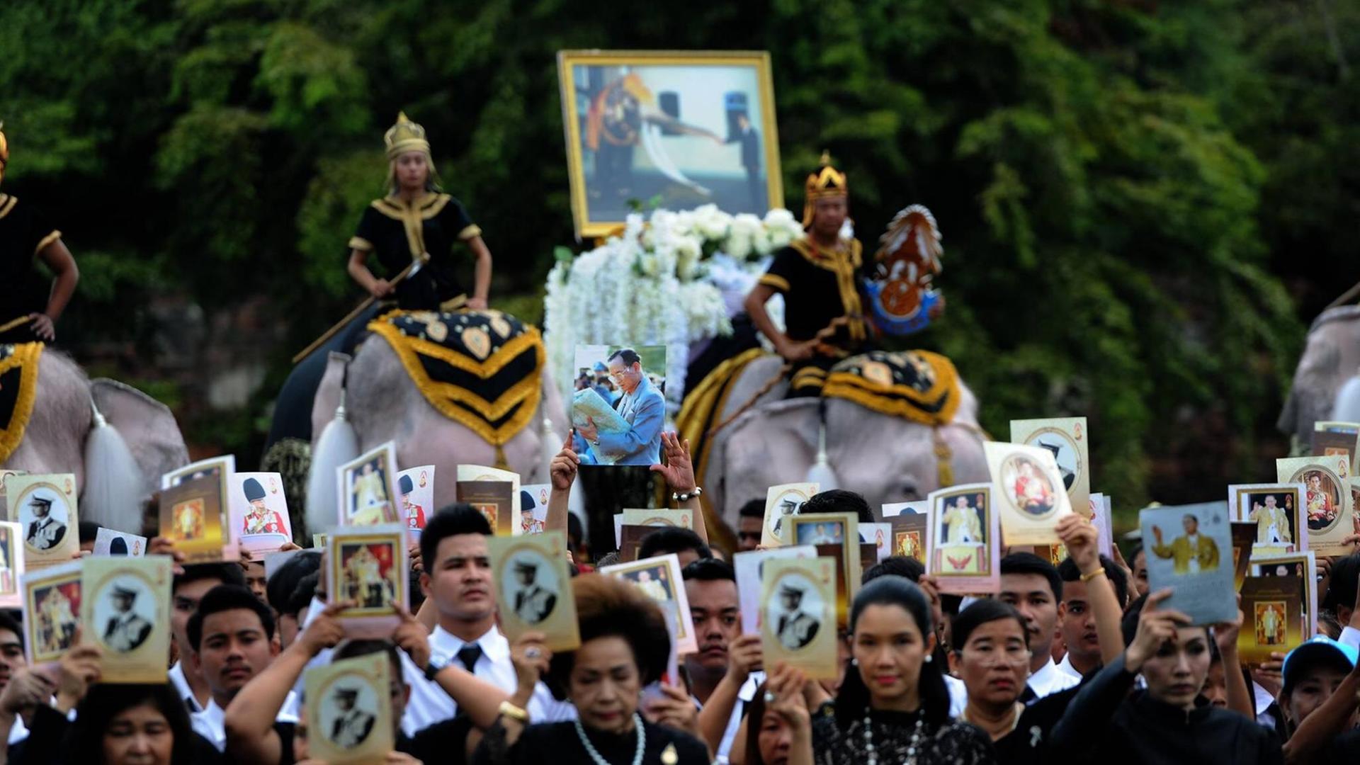 Trauerfeier für den verstorbenen thailändischen König Bhumibol im Oktober 2017. Auch dabei: Elf weiße Elefanten. Trauerfeier für den verstorbenen thailändischen König Bhumibol im Oktober 2017. Auch dabei: Elf weiße Elefanten.