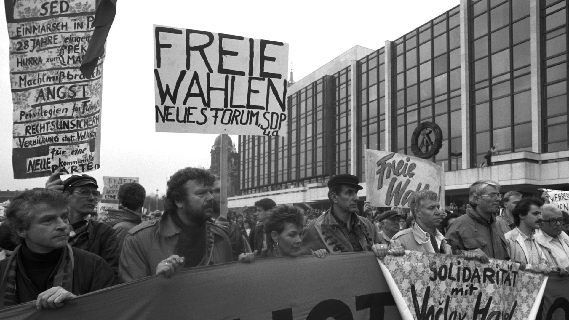 Demonstration am 4. November 1989 in der Ost-Berliner Innenstadt, hier vor der Volkskammer Demonstration am 4. November 1989 in der Ost-Berliner Innenstadt, hier vor der Volkskammer