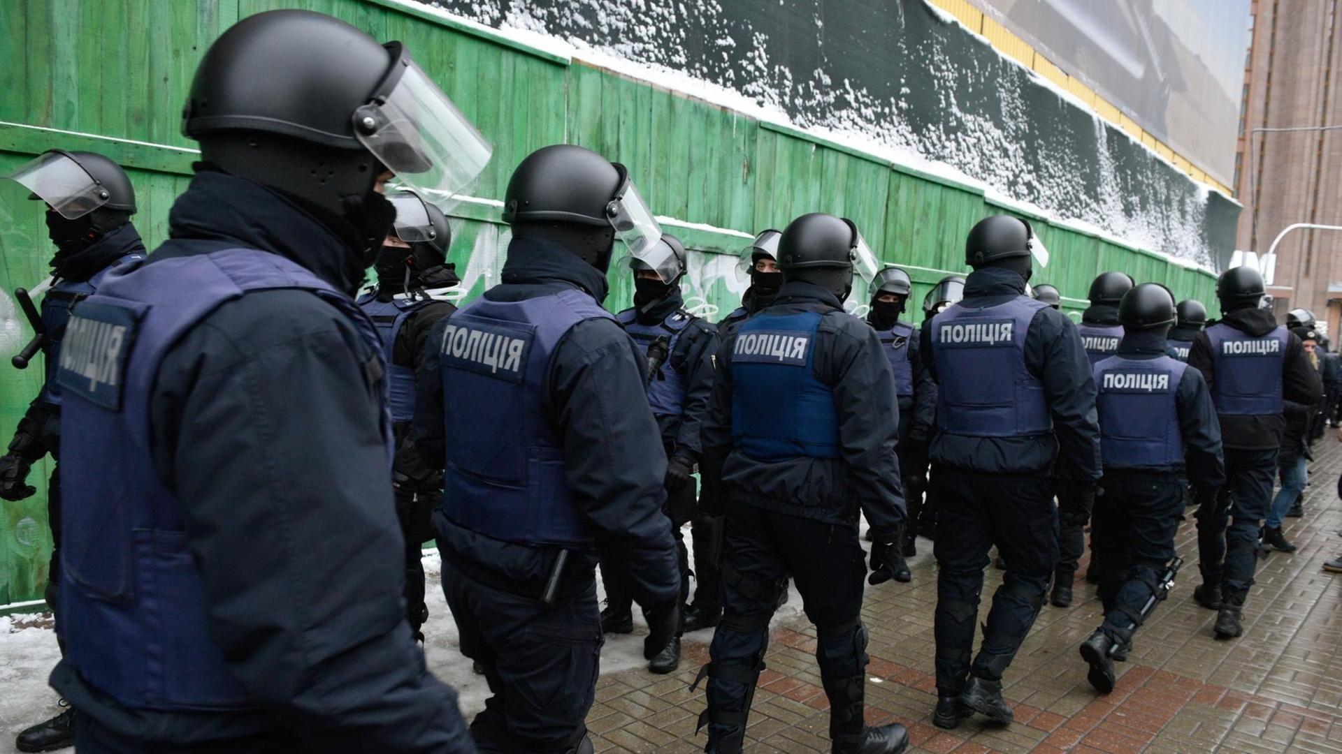 Polizisten bei einer Demo in der Ukraine in Kiew Polizisten bei einer Demo in der Ukraine in Kiew