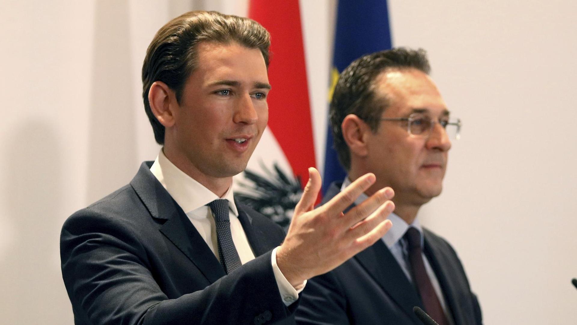 Österreichs Kanzler Sebastian Kurz (l.) steht neben Heinz-Christian Strache