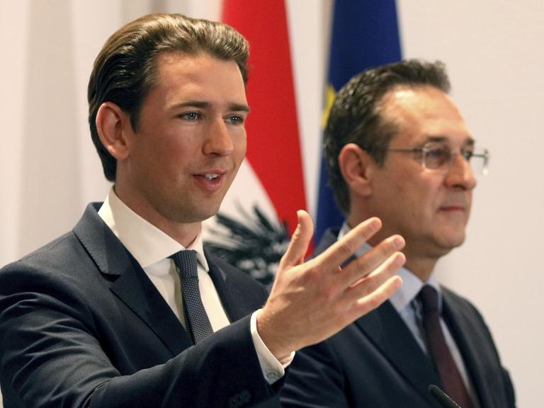 Österreichs Kanzler Sebastian Kurz (l.) steht neben Heinz-Christian Strache