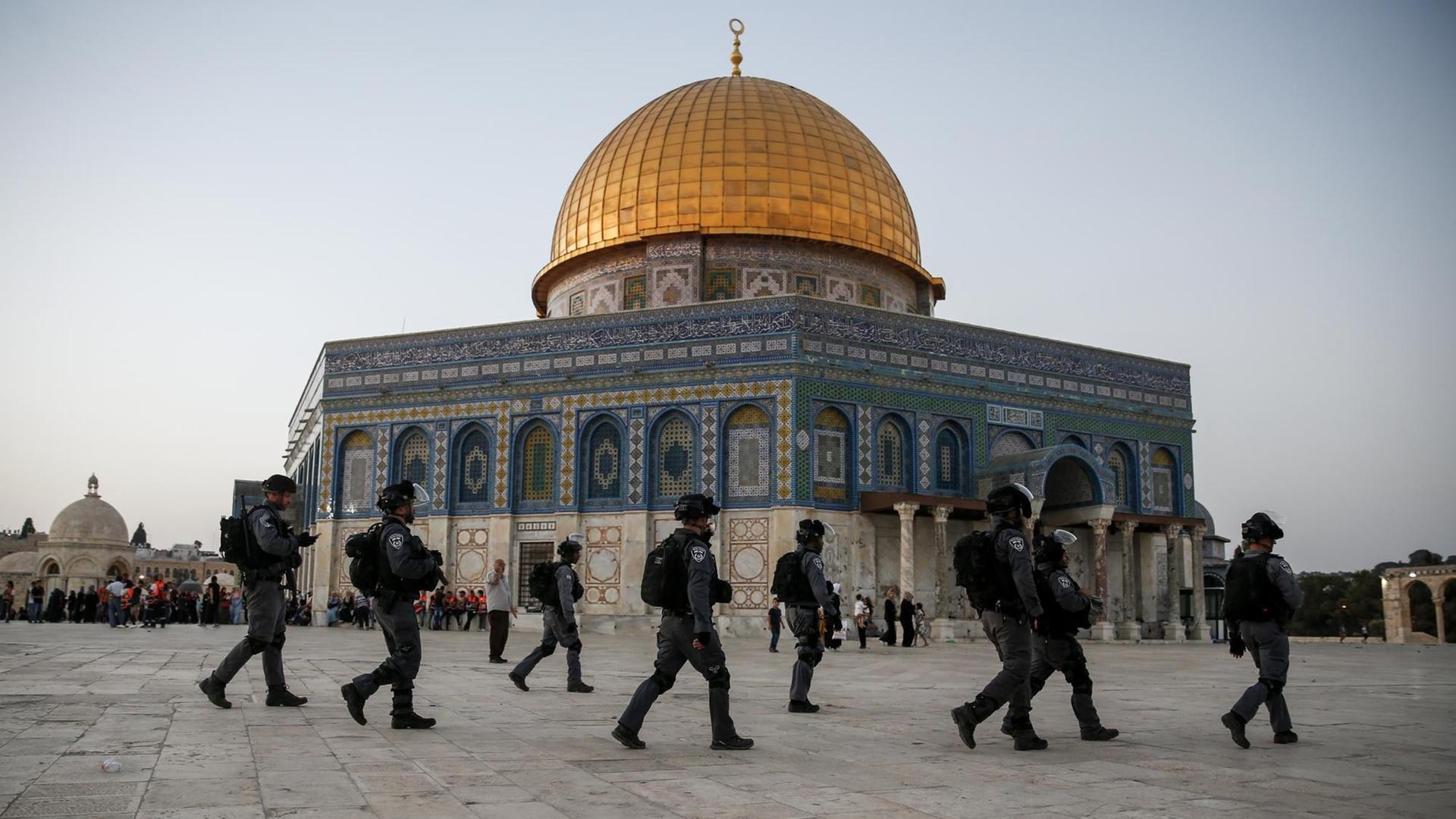 Israelische Sicherheitskräfte vor dem Felsendom auf dem Tempelberg in Jerusalem Israelische Sicherheitskräfte vor dem Felsendom auf dem Tempelberg in Jerusalem