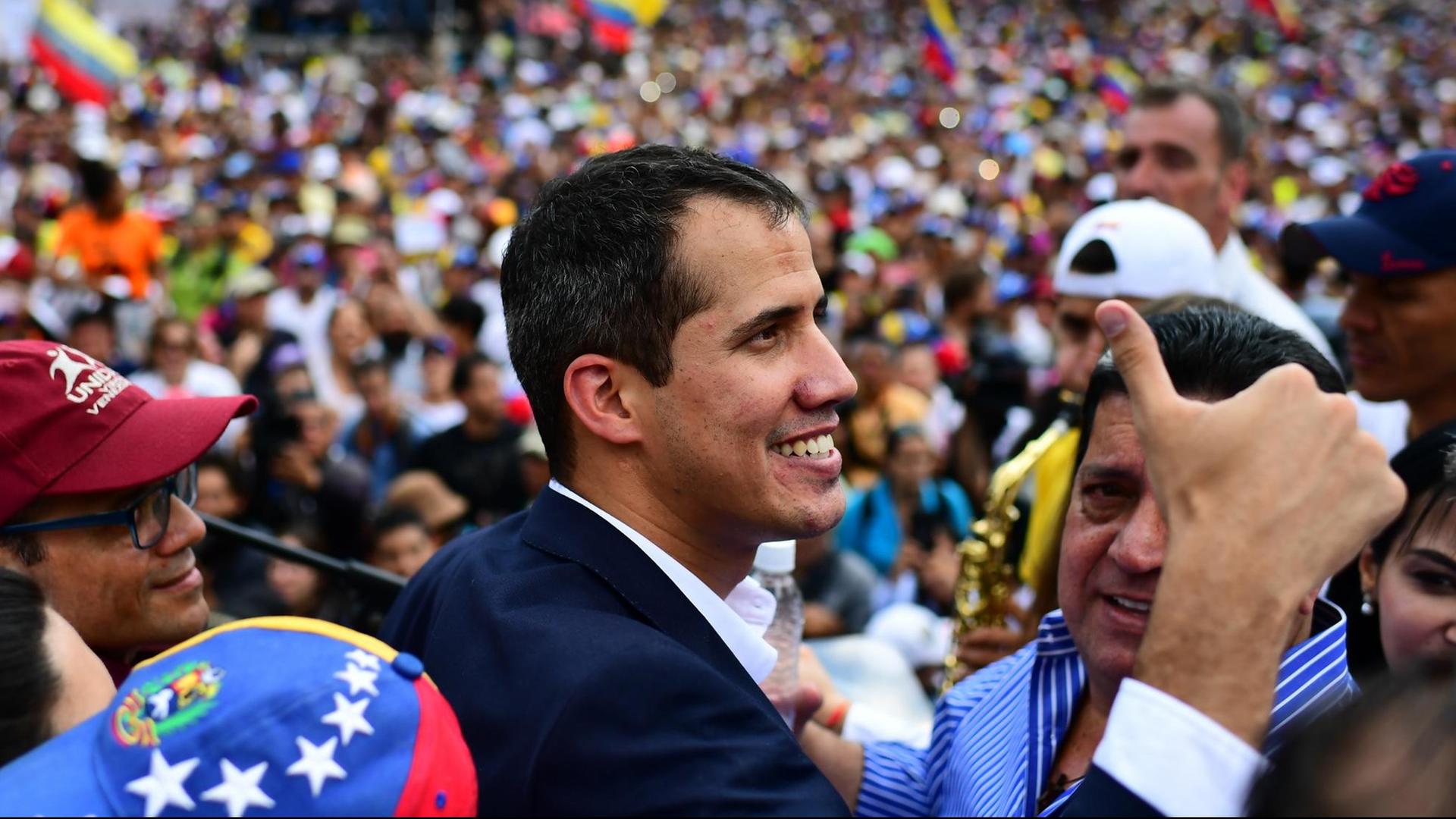 Der selbsternannte venezolanische Übergangspräsident Juan Gaido wird von Anhängern in Caracas bejubelt. Der selbsternannte venezolanische Übergangspräsident Juan Gaido wird von Anhängern in Caracas bejubelt.