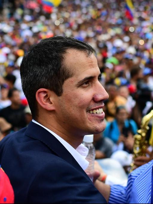 Der selbsternannte venezolanische Übergangspräsident Juan Gaido wird von Anhängern in Caracas bejubelt.