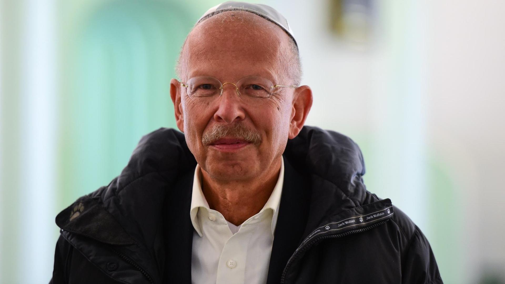 Der Schriftsteller Rafael Seligmann, aufgenommen am 30.03.2015 in Berlin. Der Schriftsteller Rafael Seligmann, aufgenommen am 30.03.2015 in Berlin.