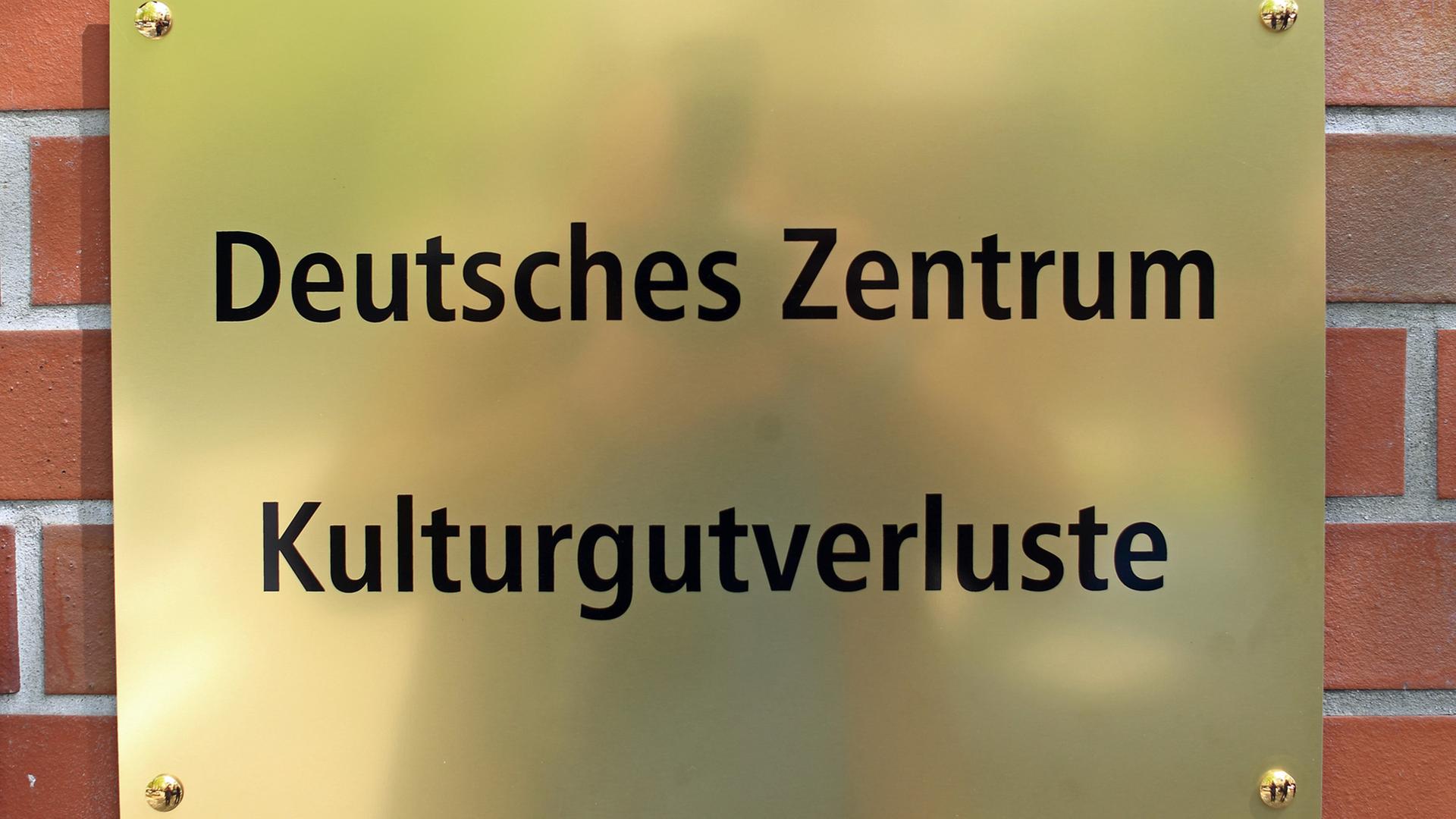 Schild am Deutschen Zentrum Kulturgutverluste in Magdeburg: Hier wird unter anderem erforscht, was bei der Stasi-Aktion "Licht" passierte. Schild am Deutschen Zentrum Kulturgutverluste in Magdeburg: Hier wird unter anderem erforscht, was bei der Stasi-Aktion "Licht" passierte.