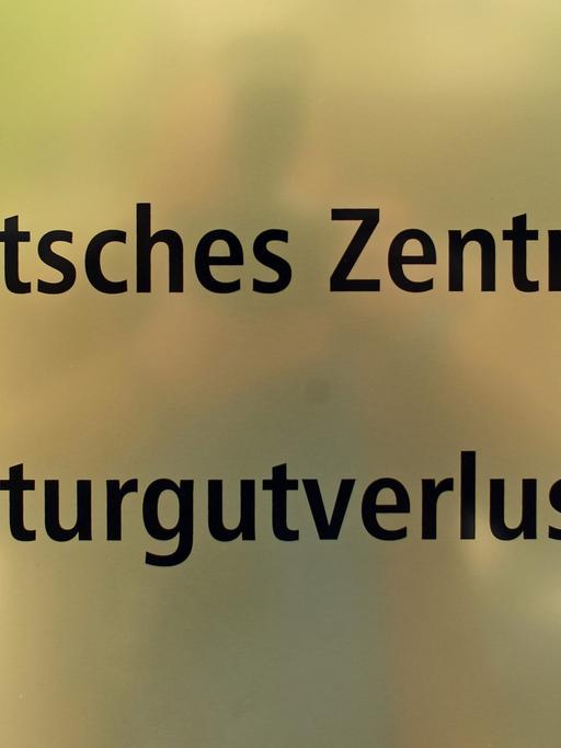 Schild am Deutschen Zentrum Kulturgutverluste in Magdeburg: Hier wird unter anderem erforscht, was bei der Stasi-Aktion "Licht" passierte.