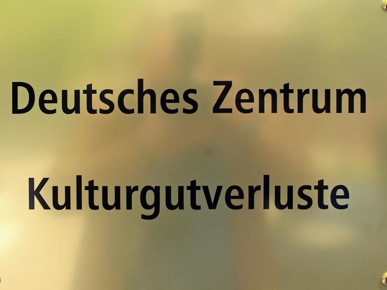 Schild am Deutschen Zentrum Kulturgutverluste in Magdeburg: Hier wird unter anderem erforscht, was bei der Stasi-Aktion "Licht" passierte.