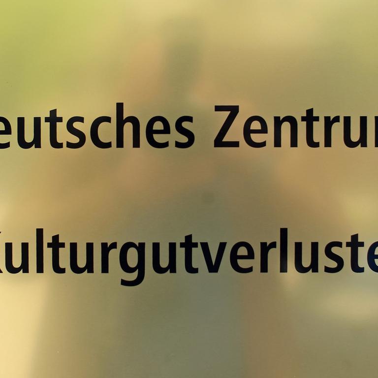 Schild am Deutschen Zentrum Kulturgutverluste in Magdeburg: Hier wird unter anderem erforscht, was bei der Stasi-Aktion "Licht" passierte.