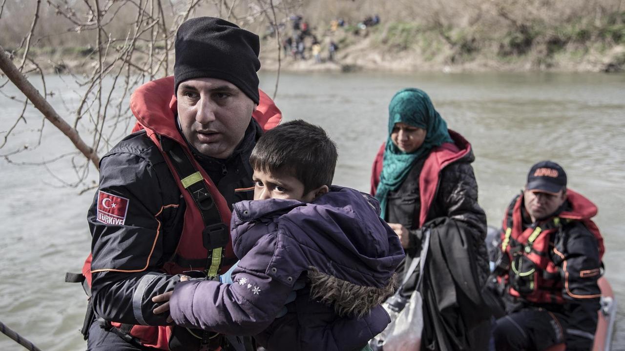 Tausende von Flüchtlingen versuchen von der Türkei aus über die EU-Grenze nach Griechenland zu gelangen.  

