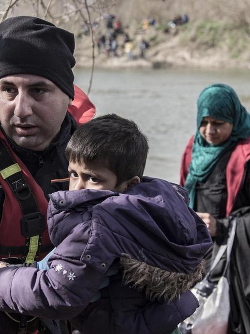 Tausende von Flüchtlingen versuchen von der Türkei aus über die EU-Grenze nach Griechenland zu gelangen.