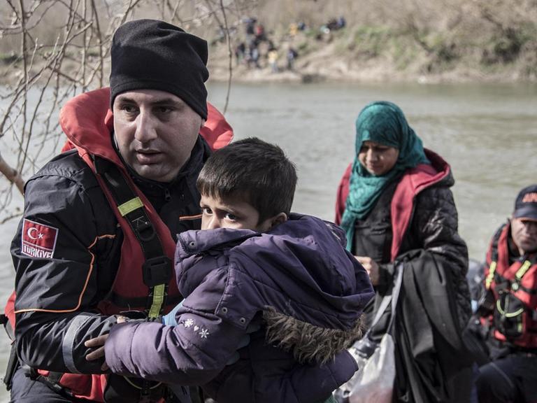 Tausende von Flüchtlingen versuchen von der Türkei aus über die EU-Grenze nach Griechenland zu gelangen.